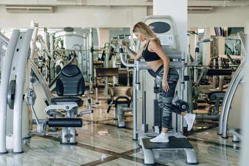 Ragazza in palestra.