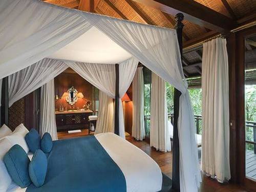 Letto a baldacchino.