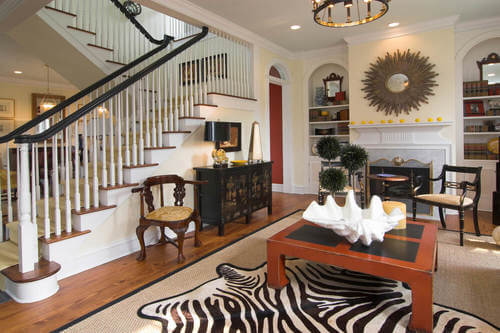 Tappeto zebrato in un grande soggiorno.