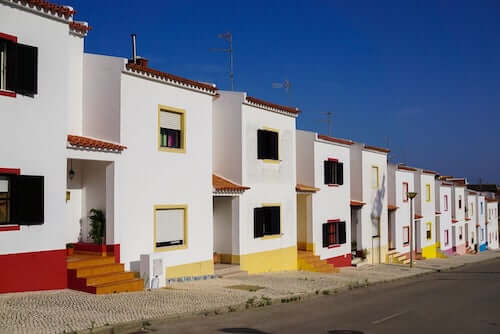 Colori della facciata. Case con facciate color bianco e dettagli colorati per evidenziare le finestre.