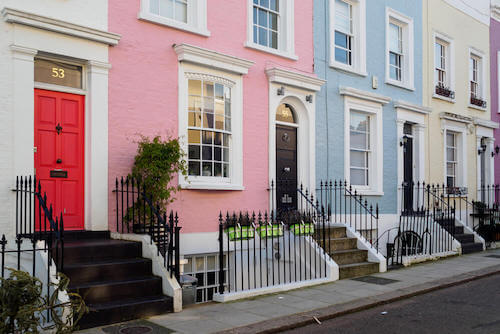 Case con facciate dai colori pastello.