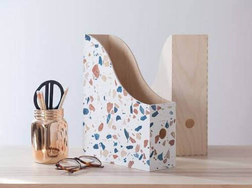 Oggetti per decorare l'ufficio. Portacarte per ufficio. Portapenne per ufficio.