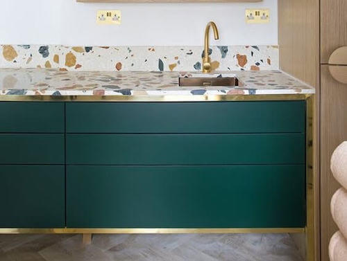 Piano di lavoro per cucina con trama graniglia.