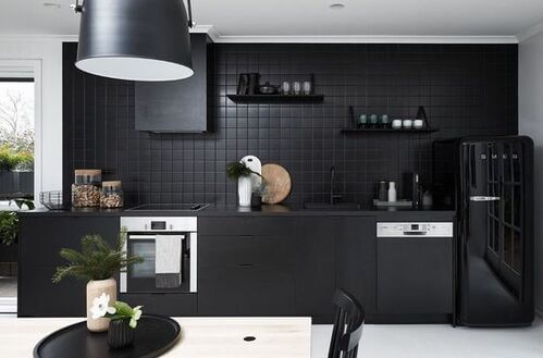 Cucina total black.