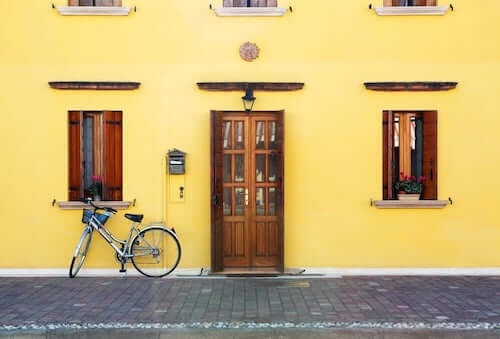 Facciate di case rustiche: design e materiali