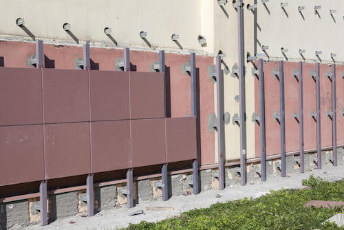 Facciata ventilata in costruzione.