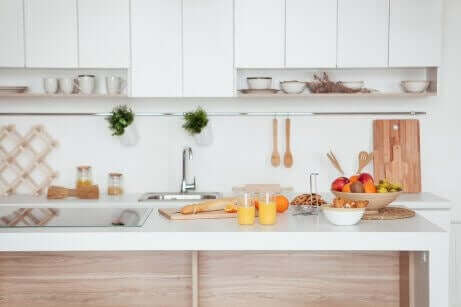 Cucina bianca con lavandino.