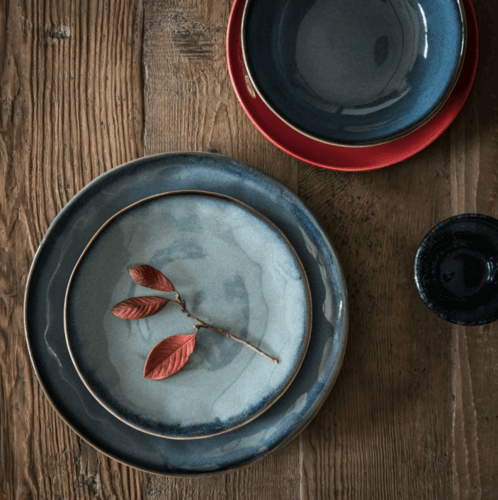 Servizio da piatti blu e rosso.