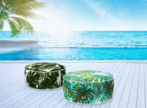 Due pouf ottomani con pattern tropicali.
