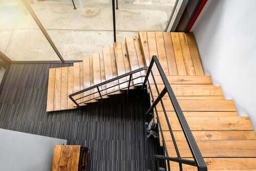 Scala in legno rustico e metallo perfetta per una casa in stile industriale.