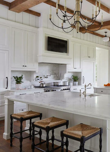 Tv in cucina sulla cappa.