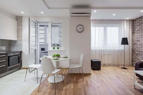 Cucina, sala da pranzo e soggiorno in un unico ambiente.