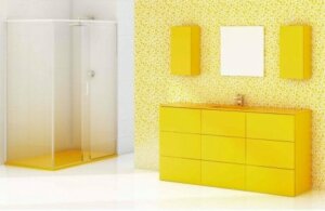 Bagno arredato in giallo secondo i principi della cromoterapia.