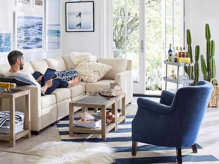 Soggiorno con cactus artificiali.