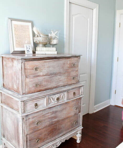 Cassettiera vintage in legno rovinato.