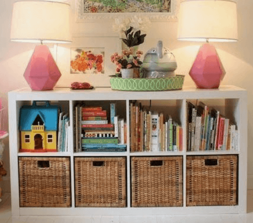 Scaffalatura dove conservare i libri e i giocattoli dei bambini.