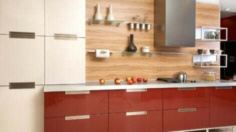 Cucina decorata con carta da parati.