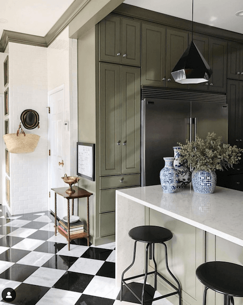 Decorare con gli sgabelli. Sgabelli neri per bancone da cucina.