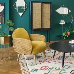 Salotto con mobili in stile cannage.