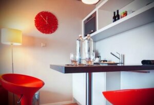 Cucina arredata con elementi di colore rosso.