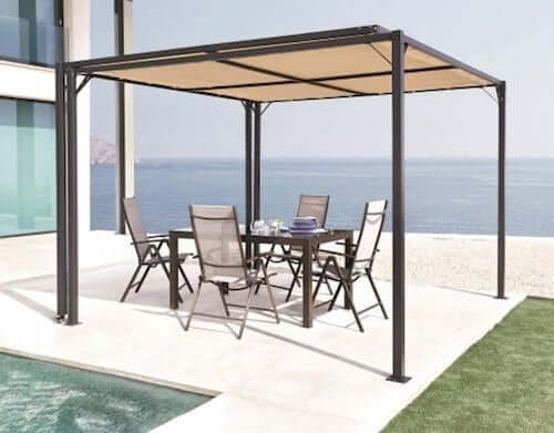 Pergola in ferro con tavolo e sedie.