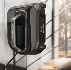 Robot lavavetri all'opera su una finestra.