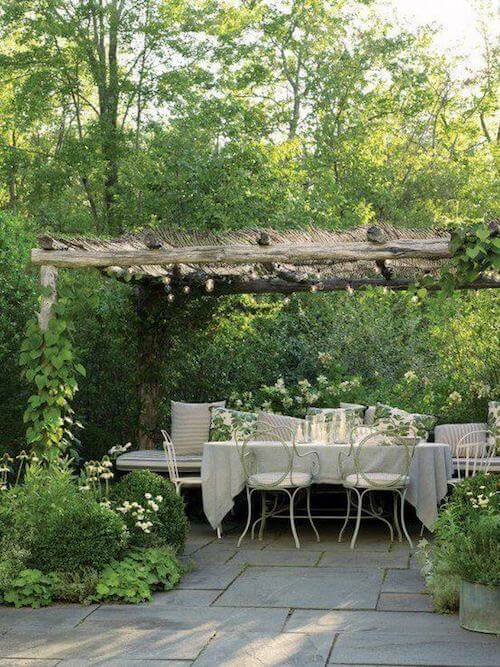 Sala da pranzo estiva in giardino.