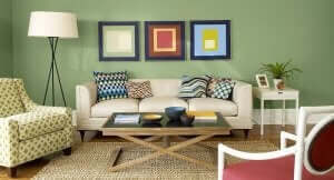 Salone arredato con quadri colorati.