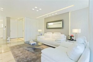 Sei idee per sfruttare al meglio le pareti bianche