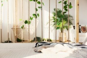 Pannello seperatore per ambienti con corde.