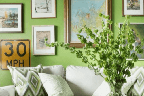 Soggiorno con fresche pareti verde mela.