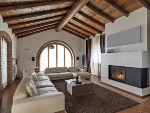 Soggiorno moderno con elementi rustici.