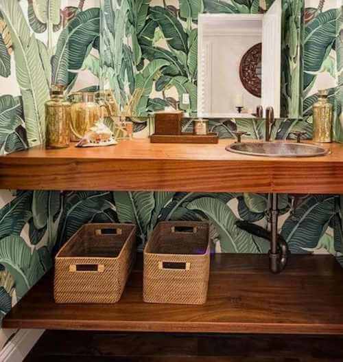 Decorazione in stile tropicale. Bagno con carta da parati con stampe di foglie di piante tropicali.