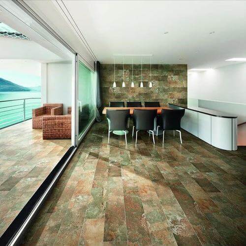 Cucina con pavimento in ceramica.