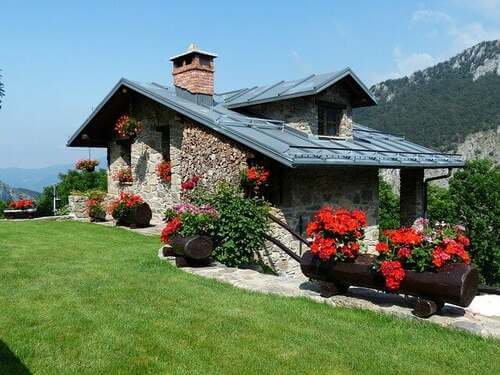 Chalet di montagna con prato inglese.