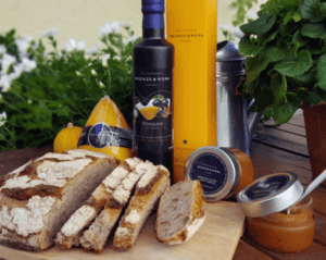 Cesto regalo con cibo.