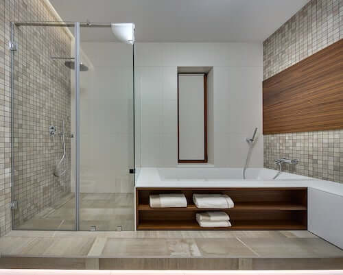 Doccia con porta in vetro.