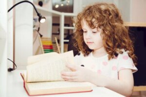 Bambina legge nell'area studio.