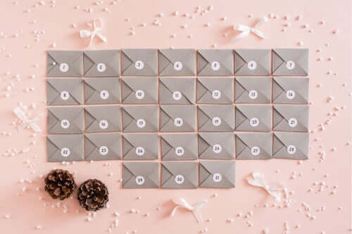 Calendario dell'Avvento realizzato con delle buste delle lettere.