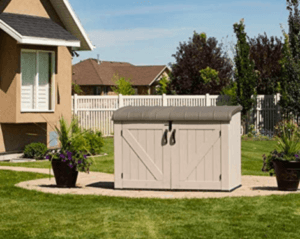 Cassepanca nel giardino.