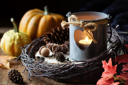 Lampada ricavata da un cestello di latta.