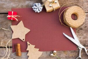 Materiale per creare addobbi di Natale.