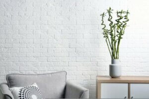 Tavolino da salotto in bambù e poltrona grigia.