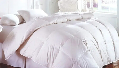 Coperta con cuscini.