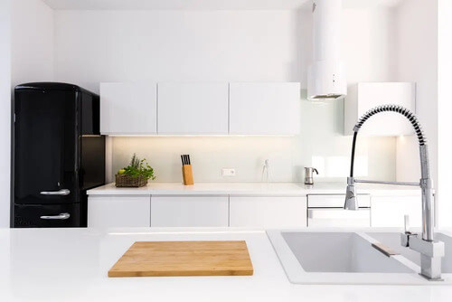 Cucina minimalista e austera.