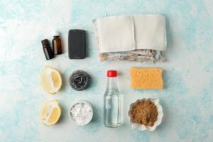 I benefici dell'aceto bianco sui mobili in legno