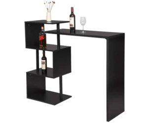 Bancone bar con bottiglie.