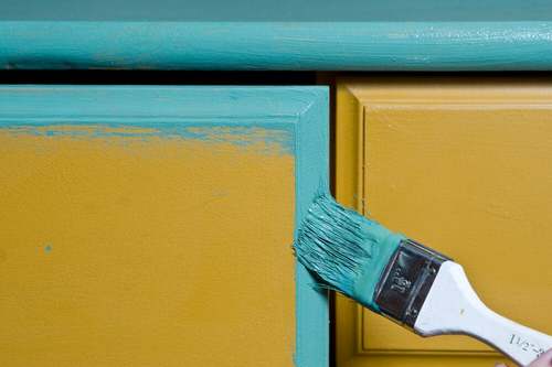 Ridipingere i vecchi mobili.