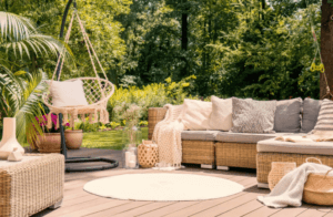 Bancone bar in giardino estivo.