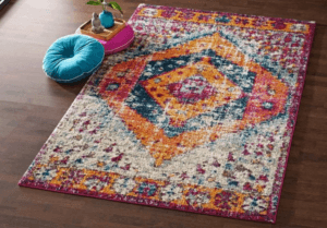 Tappeti multicolori ad effetto scolorito.